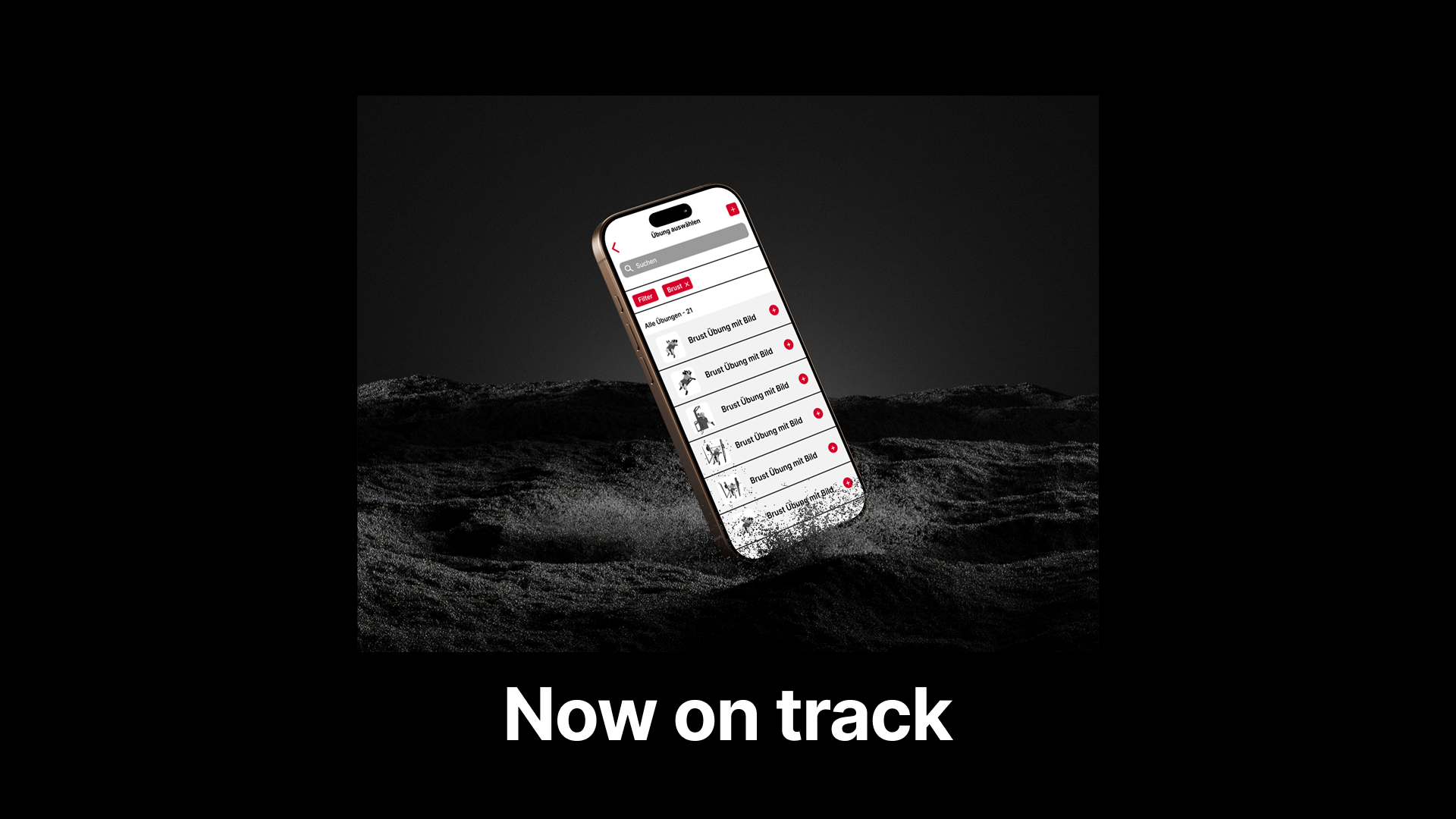 Smartphone-Mockup der Fitness First App mit gefilterter Übungsliste auf dunklem Hintergrund und dem Slogan „Now on track“